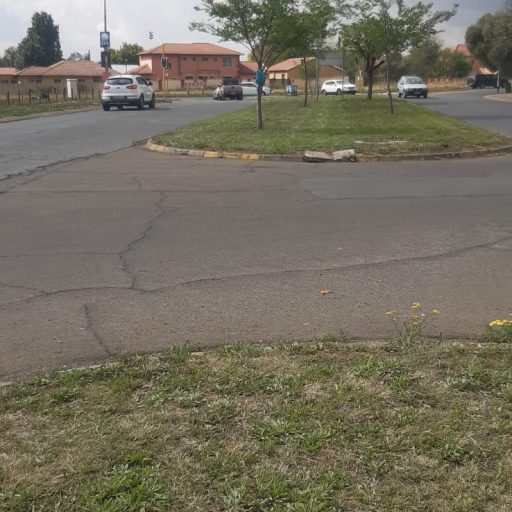 Northern De Bruyn street medians cut